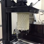 光造形 3D プリンターで透明なプロトタイプを出力中 [提供: 水野諒大]